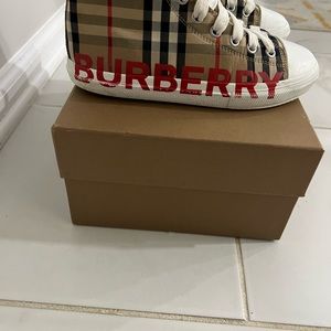 Burberry kids shoe used like new